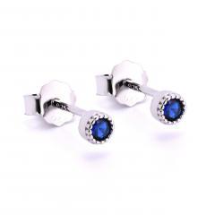 Silberne Ohrringe mit blauem Saphir