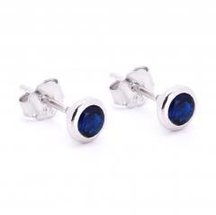 Silberne Ohrringe mit blauem Saphir