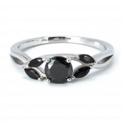 Silberring mit schwarzem Saphir