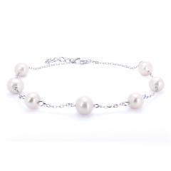Silberarmband mit weißen Perlen